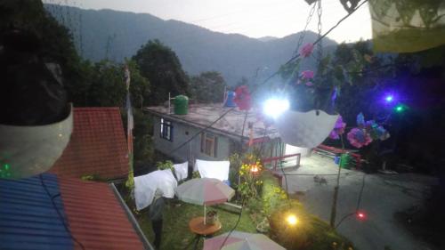 een uitzicht op een huis met een paraplu bij Hang Heem Homestay in Pedong
