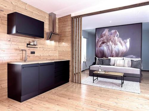 eine Küche mit einem Waschbecken und einem Sofa in einem Zimmer in der Unterkunft 1 - 4 Pers. Apartment in Jeßnitz • Mawoi Living 