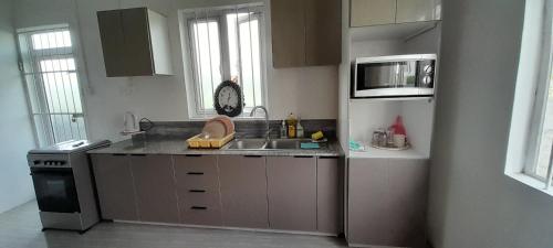 Cozy Appartmentにあるキッチンまたは簡易キッチン