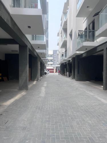 uma rua vazia num edifício de apartamentos em City View Apartments em Lekki