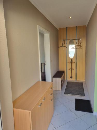 ein Bad mit einem Waschbecken und einer Bank in einem Zimmer in der Unterkunft MontApart Geiseltal in Braunsbedra