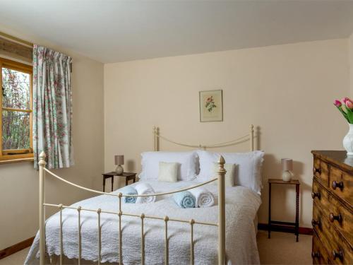 a bedroom with a bed with white blankets and pillows at 3 Bed in Hay-on-Wye BN345 in Hay-on-Wye