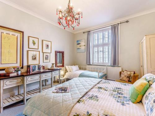 Giường trong phòng chung tại 2 Bed in St Leonards on Sea 82216