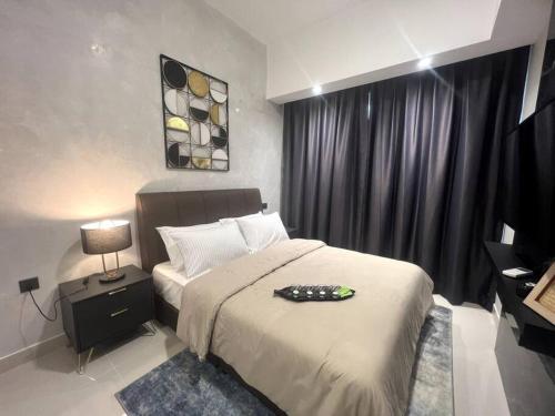 een slaapkamer met een bed en een dienblad bij Novo KL, Astonishing Unique Executive Suite in Kuala Lumpur