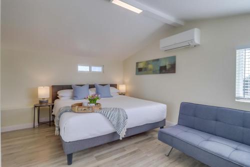 1 dormitorio con 1 cama y 1 sofá en OB Loungin 1 en San Diego