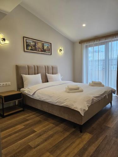 um quarto com uma cama grande e uma janela em Hotel Avenue 30 em Yerevan