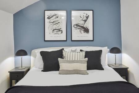 um quarto com uma cama com três fotografias na parede em Host & Stay - High Street Cottage em Norton