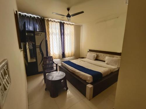1 dormitorio con 1 cama y 1 silla en Hotel Heritage Haveli en Jaipur