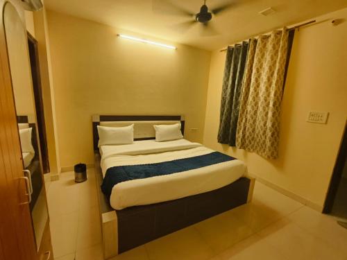 1 dormitorio con 1 cama en una habitación pequeña en Hotel Heritage Haveli en Jaipur
