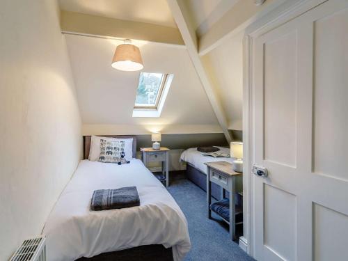 - une petite chambre avec 2 lits et une fenêtre dans l'établissement 4 Bed in Holmfirth 86032, à Purmerend
