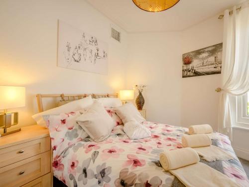 2 Bed in Eastbourne 88874 في إيستبورن: غرفة نوم مع سرير مع لحاف من الزهور