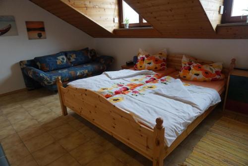 Un pat sau paturi într-o cameră la Ferienwohnung Ampergarten