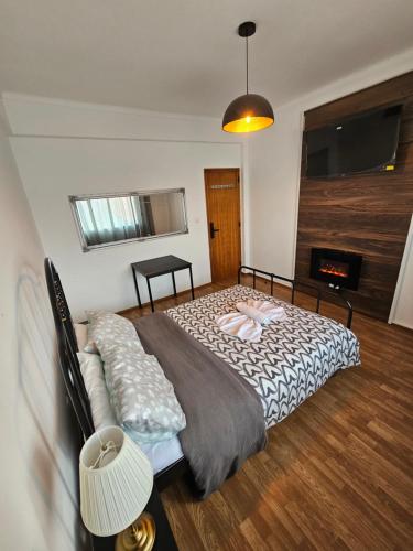 a bedroom with a large bed in a room at VILLAGE SINTRA gh in Sintra