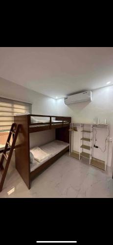 Habitación con 2 literas en una habitación en Cavite’s Cozy Villa en Imus