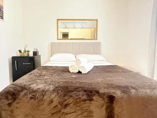 - une chambre avec un grand lit et une serviette dans l'établissement Studio'S Bartho Leblon, à Rio de Janeiro
