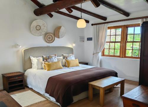 um quarto com uma cama grande num quarto com janelas em Oyster Bay Lodge em Oyster Bay