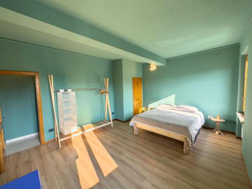 1 dormitorio con cama y pared azul en OceanGroupApartments Mantova Cozy House, en Mantua
