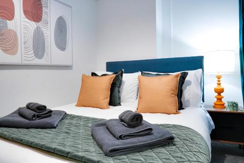 Tempat tidur dalam kamar di Stylish 2 bedroom flat - 15 minutes to Liverpool City Centre