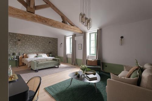 sala de estar con cama y sofá en Domaine de Bellescize en Chasselay