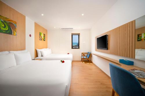 峴港的住宿－KOVA Diamond Hotel Da Nang，一间酒店客房,设有两张床和电视