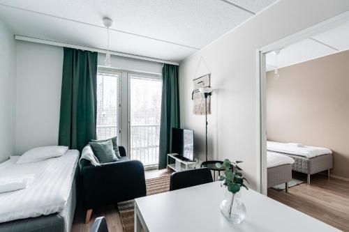 ハメーンリンナにあるSPOT Apartments Hämeenlinnaのベッドとテーブルのあるホテルの部屋