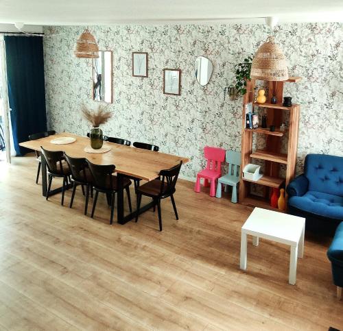 - un salon avec une table et des chaises en bois dans l'établissement Noclegi u Pepego - Radawa Spa, à Radawa