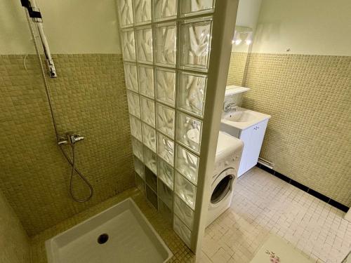een badkamer met een douche, een toilet en een wastafel bij Appartement Argelès-sur-Mer, 2 pièces, 4 personnes - FR-1-225-696 in Argelès-sur-Mer
