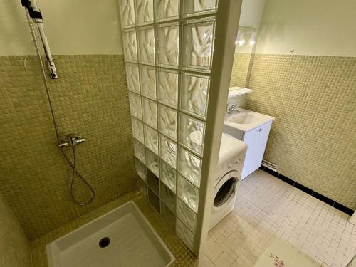 une salle de bain avec une douche, des toilettes et un lavabo dans l'établissement Charmant 2 Pièces à Argelès-sur-Mer Proche Mer - FR-1-225-696, à Argelès-sur-Mer