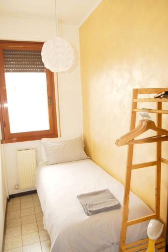 um pequeno quarto com uma cama e uma escada em Viareggio Seaside Apartment em Viareggio