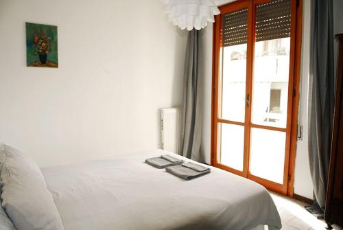 ヴィアレッジョにあるViareggio Seaside Apartmentの窓付きの客室の白いベッド1台