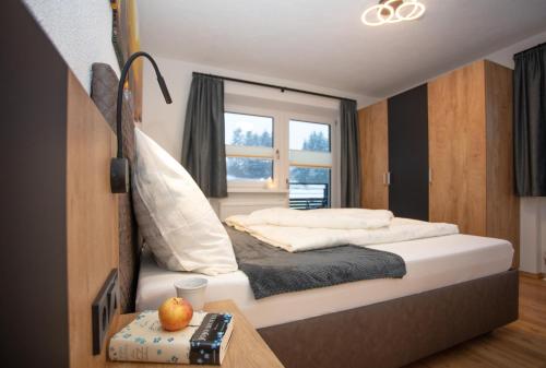 1 dormitorio con 1 cama grande y ventana en Natura Aparts, en Stanzach