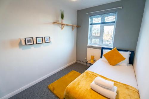 a bedroom with a bed and a window at Cosy Flat 10 mins to Central London sleeps 5 in London