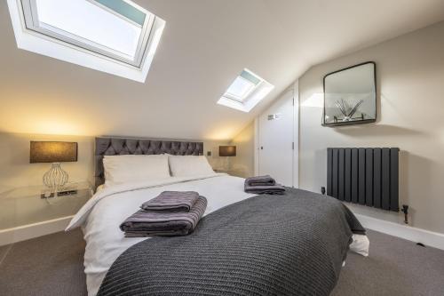 1 dormitorio con 1 cama con 2 toallas en 40 Parsonage Street, en Cambridge