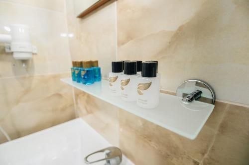 baño con lavabo y estante con cepillos de dientes en Safran Suites, en Estambul