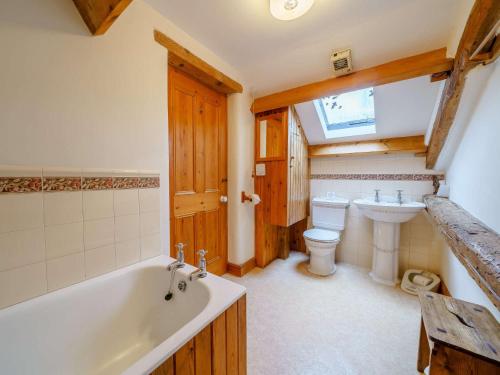 ein Badezimmer mit einer Badewanne, einem WC und einem Waschbecken in der Unterkunft 2 Bed in Sedbergh 57641 in Dent