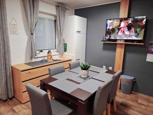TV a/nebo společenská místnost v ubytování Cherry House