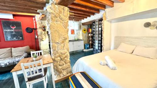 1 dormitorio con cama, mesa y sofá en Loft estilo cine en el centro histórico - Casco Antiguo, en Alicante