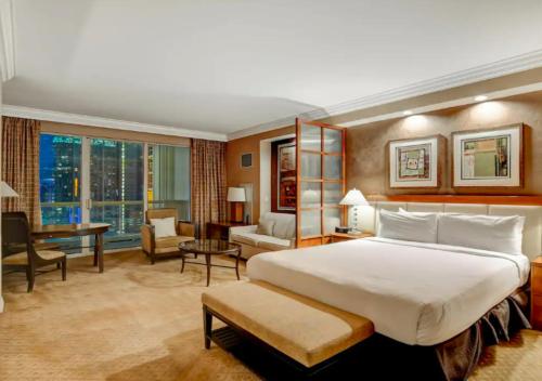 um quarto com uma cama grande e uma sala de estar em Luxury Studio With Balcony At Las Vegas em Las Vegas