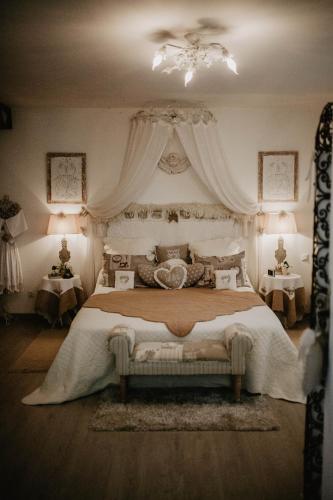 1 dormitorio con 1 cama grande y lámpara de araña en Chez Géraldine, en Montels