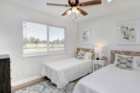 1 dormitorio con 2 camas y ventilador de techo en New Listing Country Property Pet Friendly W&D, en Loomis