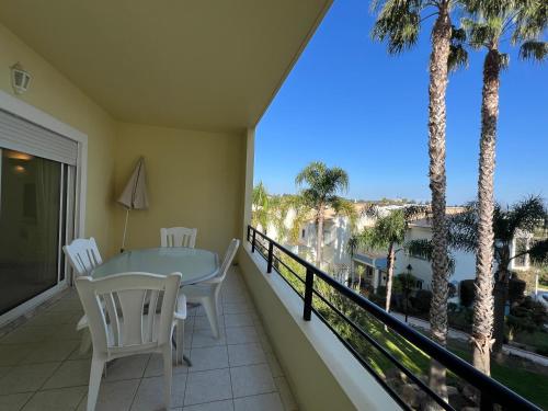 En balkon eller terrasse på Apart com vista mar a 2min praia
