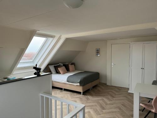 una camera con letto e finestra di B&B Binisa a Westkapelle