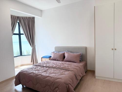 A bed or beds in a room at Seaview 2 bedroom apartment Mutiara Beach Resort by ISRA