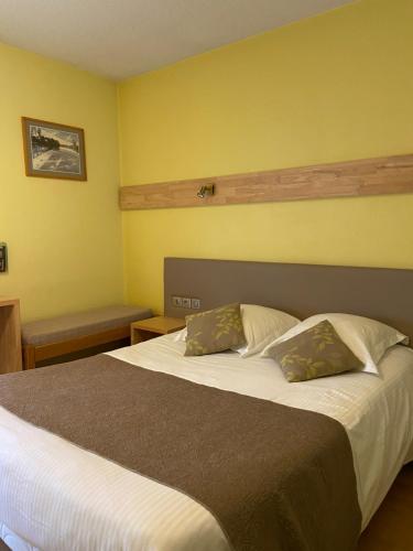 Postel nebo postele na pokoji v ubytování Hôtel Mélodie