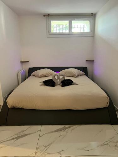 - une chambre avec un lit et 2 peignoirs dans l'établissement Le Niou, Appartement avec Parking GRATUIT, à Marseille