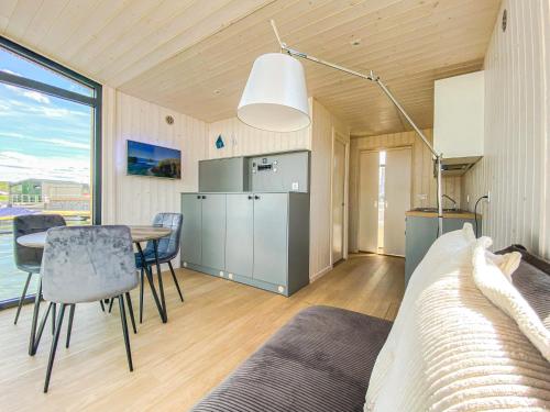 1 dormitorio con mesa y comedor en Twin Boat, en Ekerö