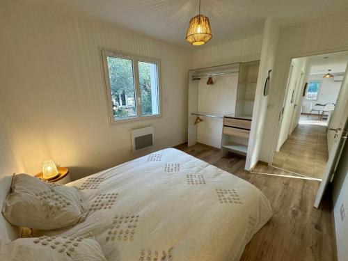 ein Schlafzimmer mit einem großen Bett und einem Flur in der Unterkunft Les Villas du Lignon - Votre escapade en Ardèche avec piscine privée in Pont-de-Labeaume
