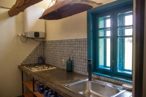 Kuchyň nebo kuchyňský kout v ubytování Casa Strâmbă