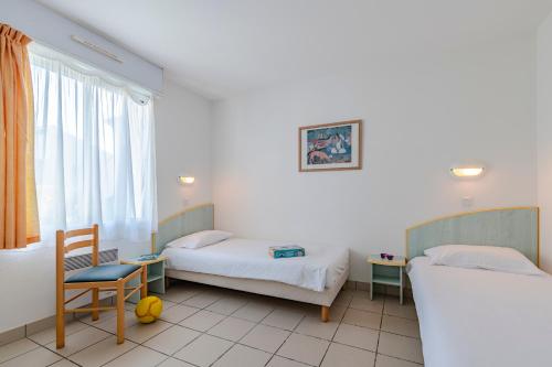富拉的住宿－富拉阿祖和瓦酒店，客房设有两张床、一把椅子和窗户。