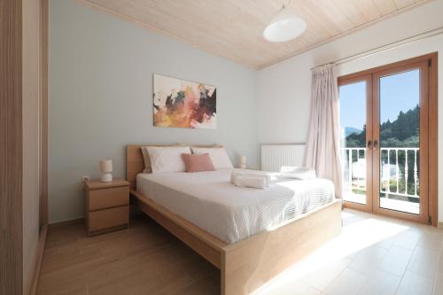 1 dormitorio con cama y ventana grande en House Belelis, en Afionas